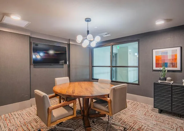 Serene 1br Kierland Commons, Tpc Golf, Pool, Gym, W-d Scottsdale